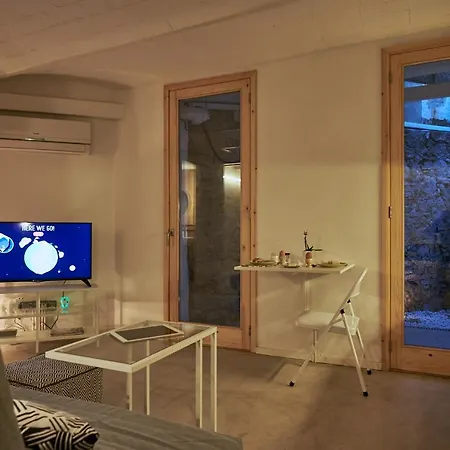 Apartment Luxury 1br With Patio Near The *